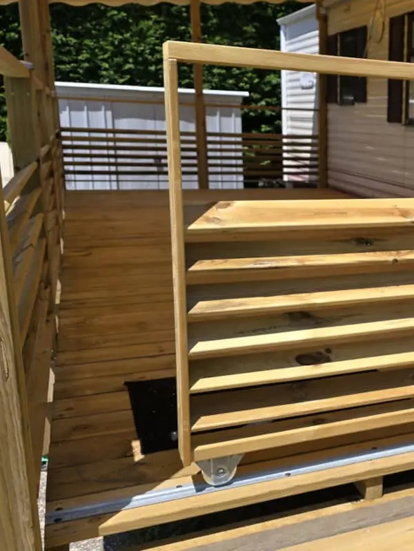 repare-mobil-home-vente-terrass-avec-barriere-chien-enfant-garde-corps-1600×798